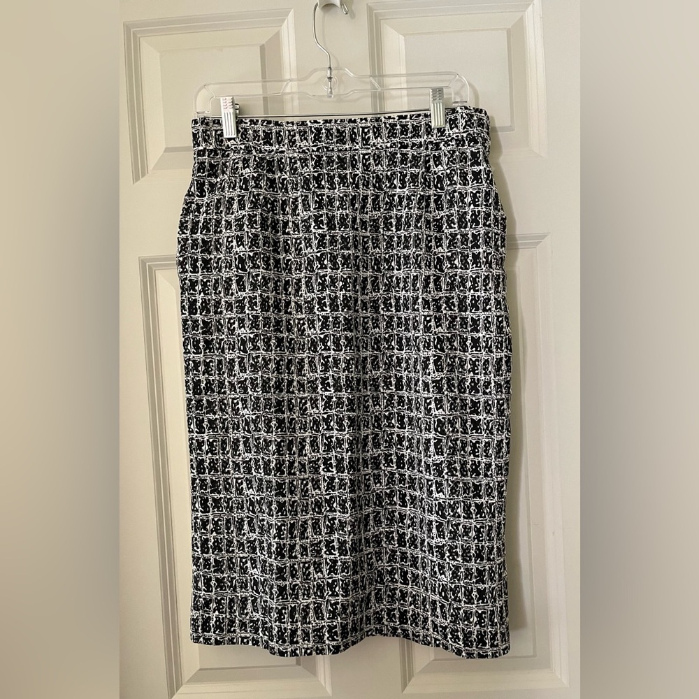 Women’s designer Escada black and white patterned pencil skirt lined size 40=10